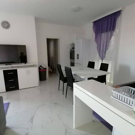 Vila Slavica Vir Buitenkant foto